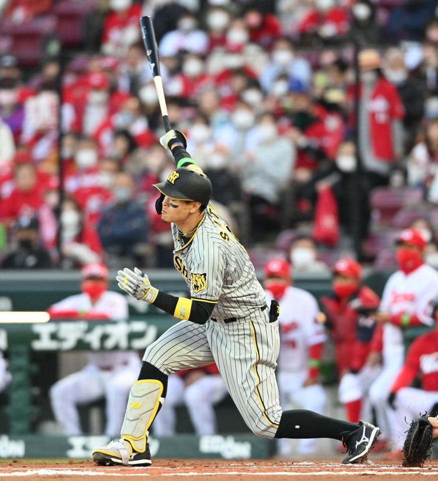 　１回、空振り三振に倒れる佐藤輝（撮影・飯室逸平）