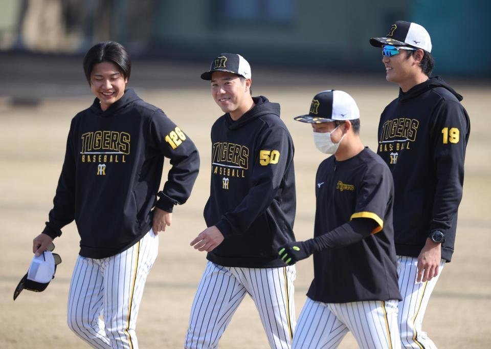 　練習中、笑顔を見せる青柳（右から２人目、右端は藤浪）＝撮影・坂部計介