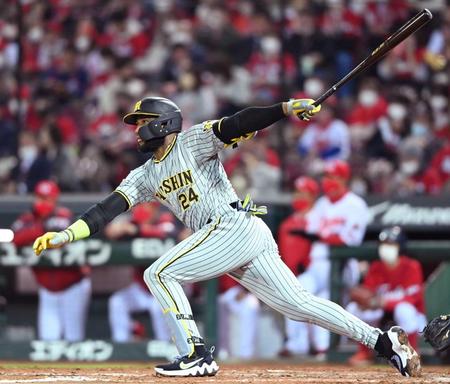 　５回、先制ソロを放つロハス