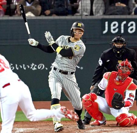 　９回、右前へ適時打を放つ佐藤輝（撮影・田中太一）