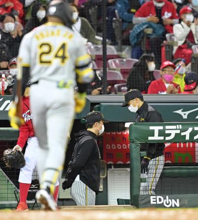 　９回、ロハス（手前）が空振り三振に倒れて５連敗。力なくベンチを後にする矢野監督（右）