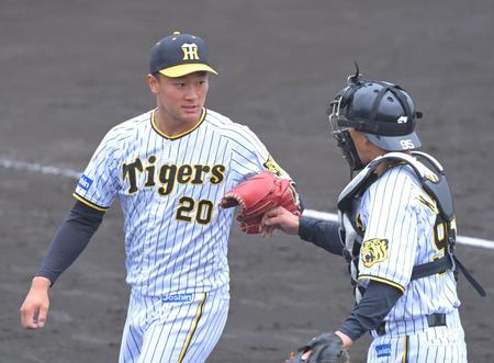 　７回を投げ終え、片山（右）とグラブタッチを交わす森木（撮影・高部洋祐）