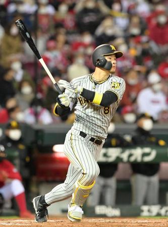 　５回、ライトオーバーの適時二塁打を放つ佐藤輝（撮影・立川洋一郎）