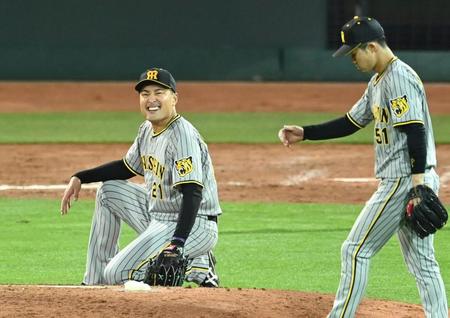 　５回、１点を返された秋山はマウンドで悔しがる（撮影・田中太一）