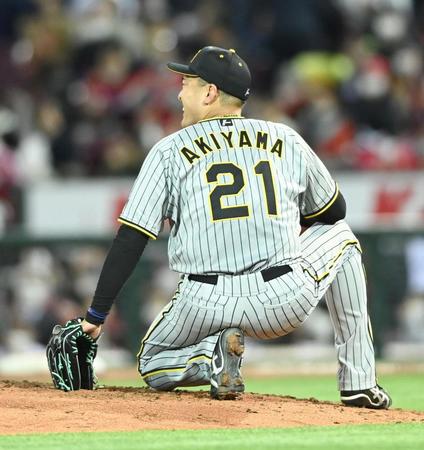 　５回、マウンドにしゃがみ込む秋山（撮影・飯室逸平）