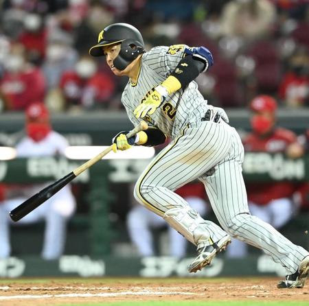 　４回、二塁打を放つ梅野（撮影・飯室逸平）