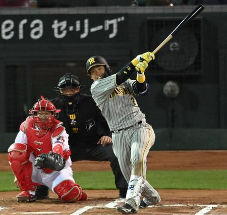 　６回、この日３本目となる安打を放つ梅野（撮影・田中太一）