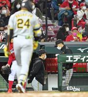 　９回、ロハス（手前）が空振り三振に倒れて５連敗。力なくベンチを後にする矢野監督（右）