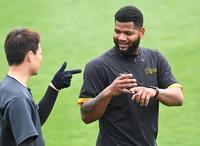 　岩崎（左）と話をするアルカンタラ（撮影・田中太一）