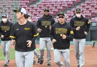 　１軍に合流し、アップするアルカンタラ（中央）＝撮影・飯室逸平