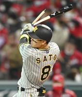 　３回、バットを折りながらも中前打を放つ佐藤輝（撮影・飯室逸平）