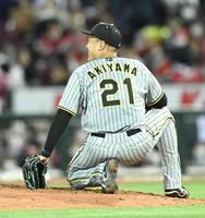 　５回、マウンドにしゃがみ込む秋山（撮影・飯室逸平）