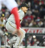 　５回、末包の打球に反応する秋山（撮影・飯室逸平）