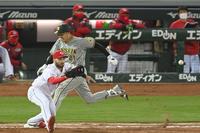 　２回、遊ゴロに倒れ一塁へ走る秋山（撮影・田中太一）