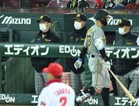 　９回、糸原（右）も三振に倒れ２死となりグラウンドを見つめる矢野監督（左）ら首脳陣（撮影・田中太一）