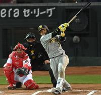 　６回、この日３本目となる安打を放つ梅野（撮影・田中太一）