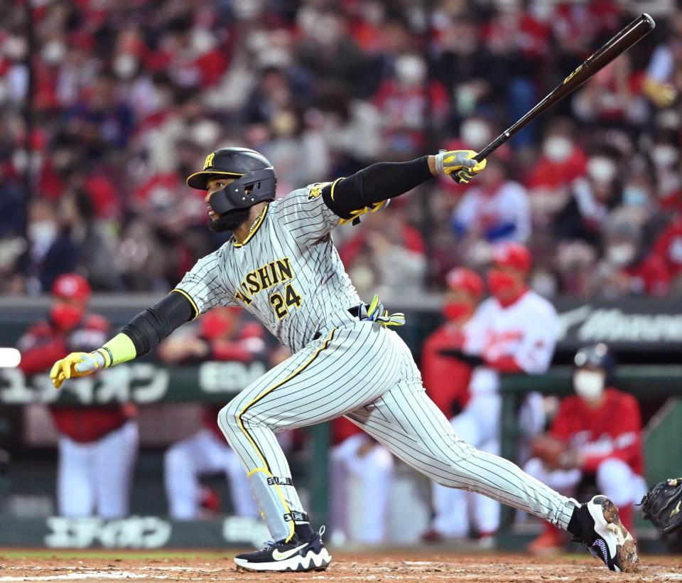 　５回、先制ソロを放つロハス