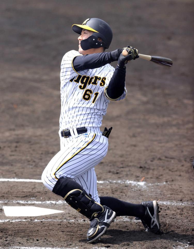 　３回、豊田は左越えに本塁打を放つ（撮影・坂部計介）