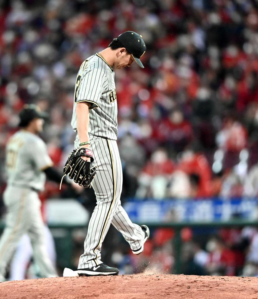 　６回、勝ち越しを許し悔しがる伊藤将（撮影・飯室逸平）