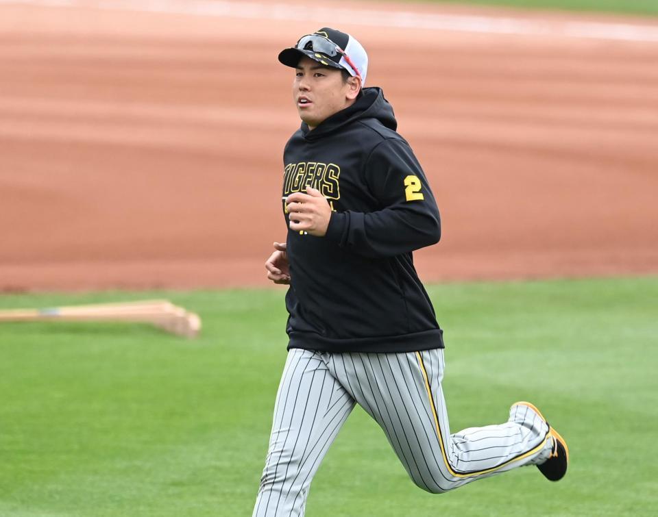 　走り込む梅野（撮影・田中太一）