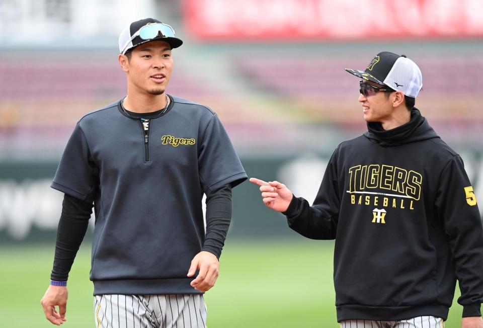 　近本と佐藤輝（撮影・飯室逸平）