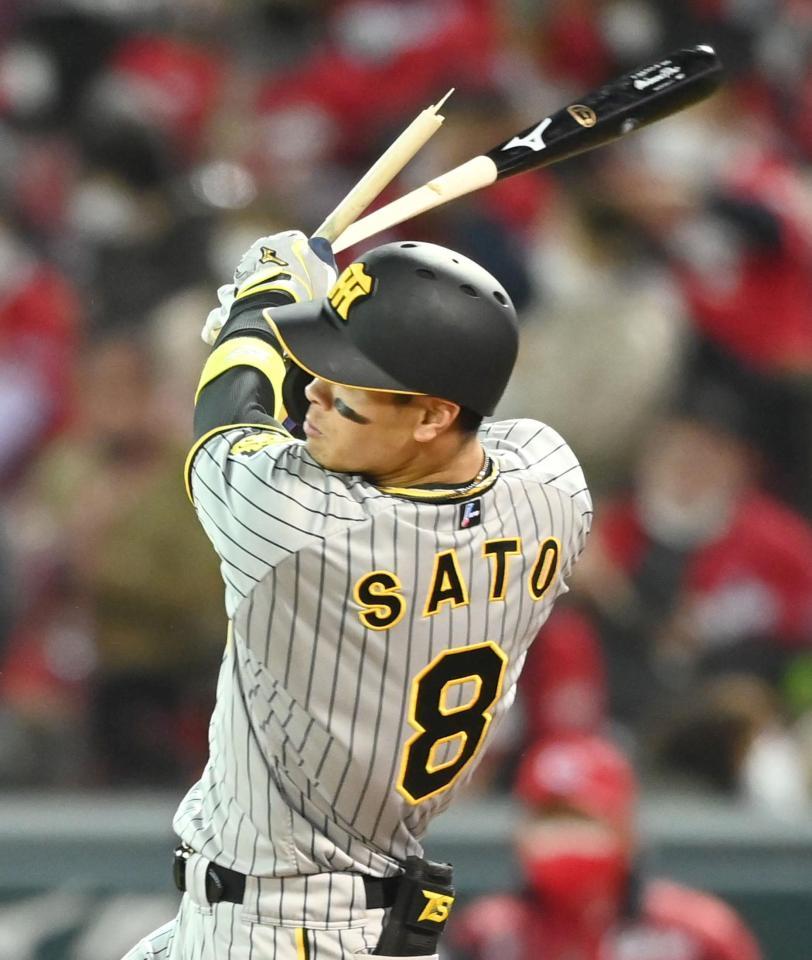 　３回、バットを折りながらも中前打を放つ佐藤輝（撮影・飯室逸平）
