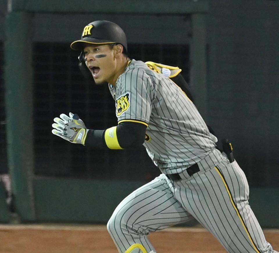 　５回、右線へ適時二塁打を放ち、一塁へ走る佐藤輝（撮影・田中太一）
