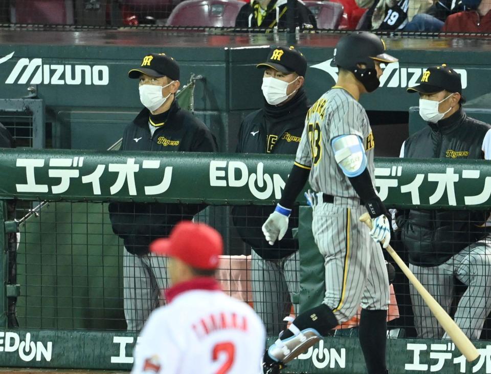 　９回、糸原（右）も三振に倒れ２死となりグラウンドを見つめる矢野監督（左）ら首脳陣（撮影・田中太一）