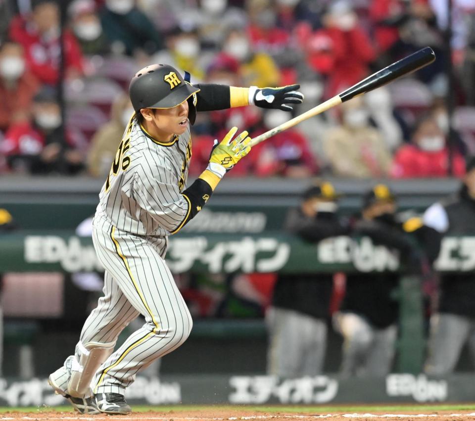 　２回、右前打を放つ梅野（撮影・立川洋一郎）