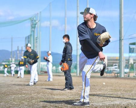 　青空の下、キャッチボールするケラー（撮影・吉澤敬太）