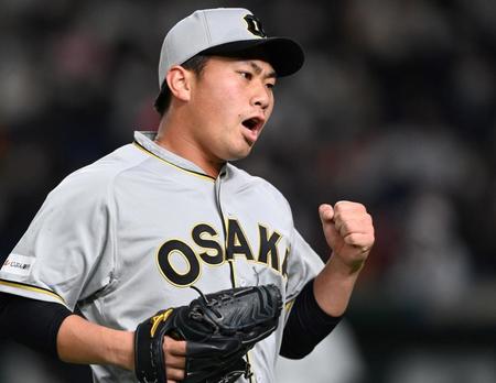 ７回、巨人打線を無失点に抑えた桐敷は勢いよくベンチへ戻る（撮影・田中太一）