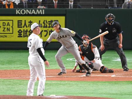 ９回、大山が左越えに２ランを放つ（投手・大勢）＝撮影・堀内翔