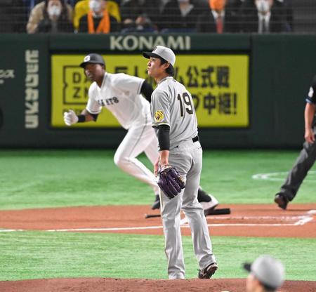 １回、ポランコ（後方）に２者連続本塁打を浴びた藤浪（撮影・堀内翔）