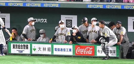 試合後、肩を落とす阪神ナイン（撮影・堀内翔）