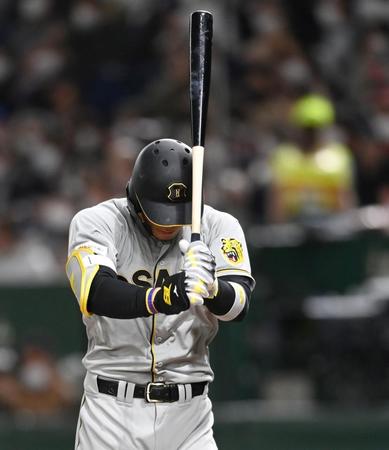 ６回、空振り三振に倒れ悔しがる佐藤輝（撮影・田中太一）