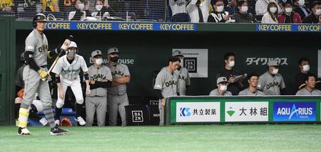 　開幕７連敗の瞬間、静まりかえる阪神ベンチ（撮影・佐藤厚）