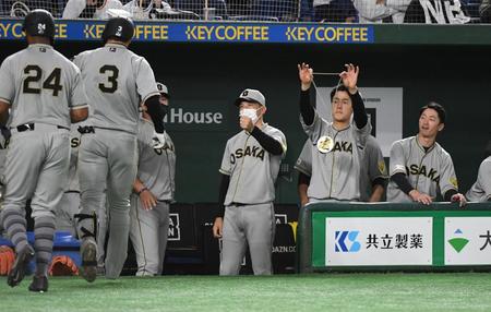 ９回、追撃の２ランを放った大山（左から２人目））を迎える矢野監督（中）＝撮影・佐藤厚