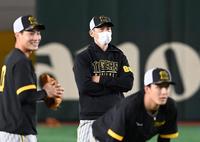 　守備練習を見る矢野監督（撮影・田中太一）