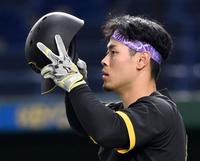 　打撃練習を待つ佐藤輝（撮影・田中太一）