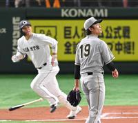 ２回、大城（後方）にソロを浴びる藤浪（撮影・堀内翔）