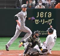 ３回、丸に適時打を打たれた藤浪。手前は生還する岡本和（撮影・堀内翔）