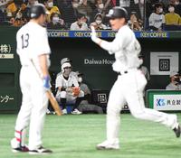 ２回、大城（右）がソロ本塁打を放ち、ぼう然とする矢野監督（中）＝撮影・佐藤厚