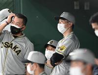 　７回、厳しい表情で戦況を見つめる矢野監督（右）と井上コーチ（撮影・田中太一）