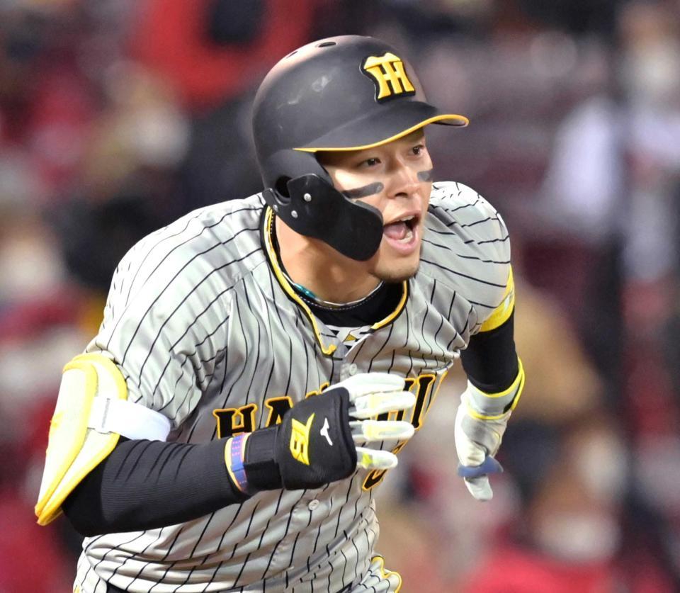 　５回、ライトオーバーの適時二塁打を放ってほえる佐藤輝（撮影・立川洋一郎）