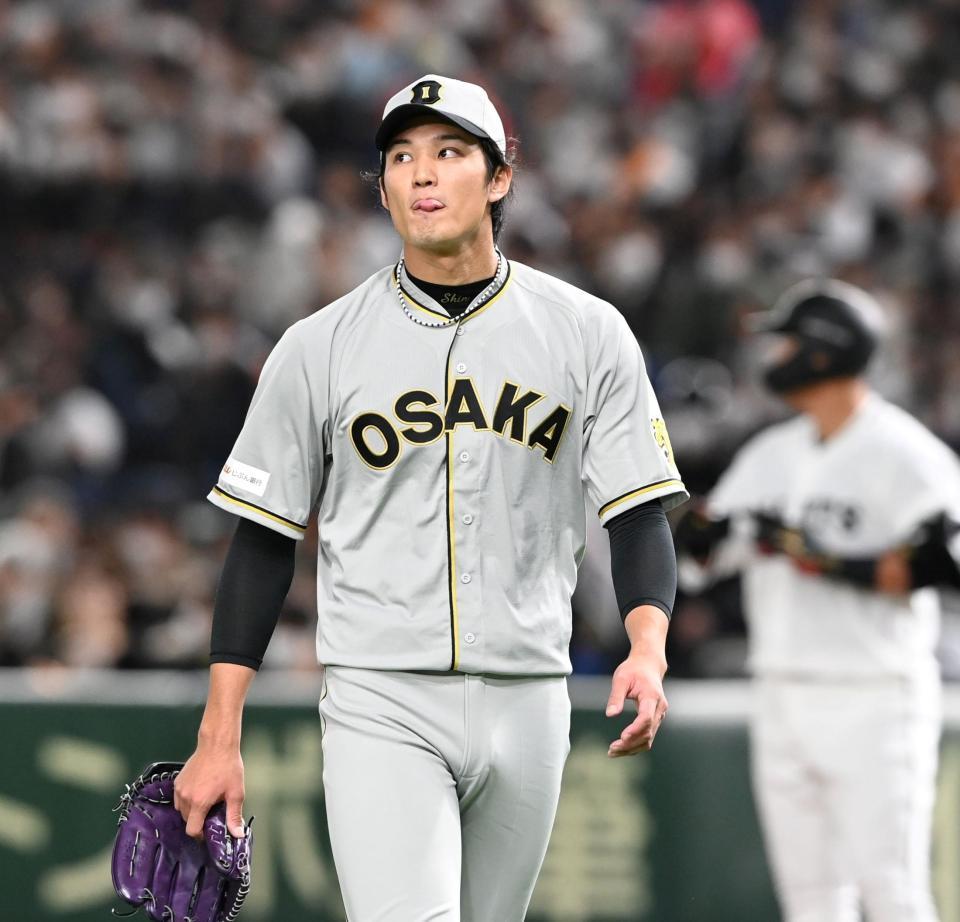 　１回、２本のソロで先制された藤浪は舌を出しながらベンチへ戻る（撮影・田中太一）