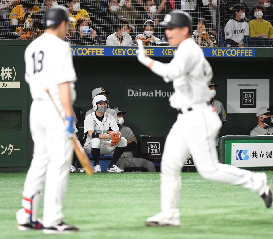 ２回、大城（右）がソロ本塁打を放ち、ぼう然とする矢野監督（中）＝撮影・佐藤厚