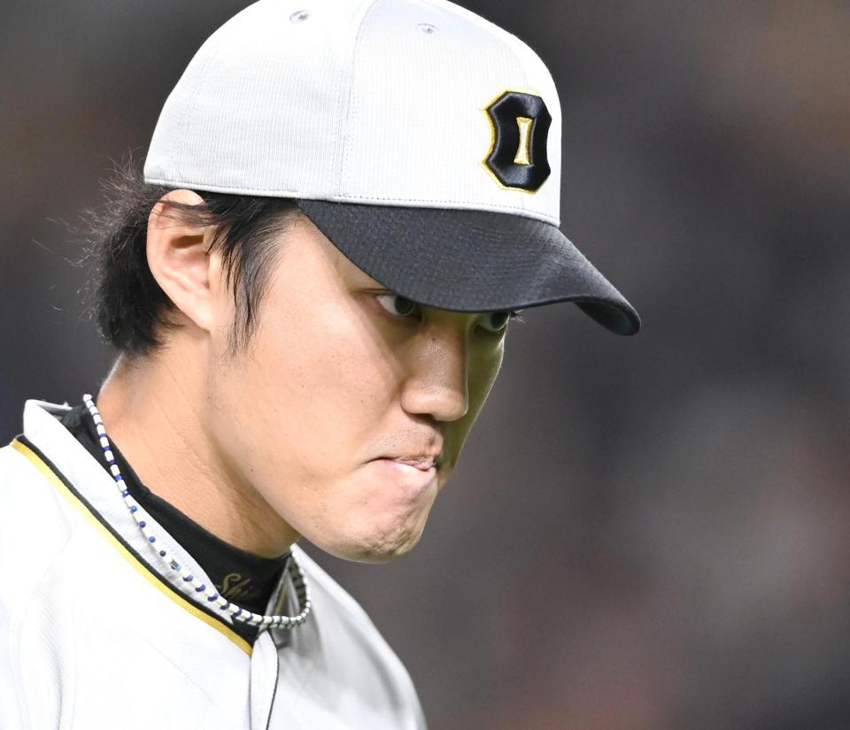 ４回、追加点を許した藤浪は険しい表情でベンチへ戻る（撮影・田中太一）