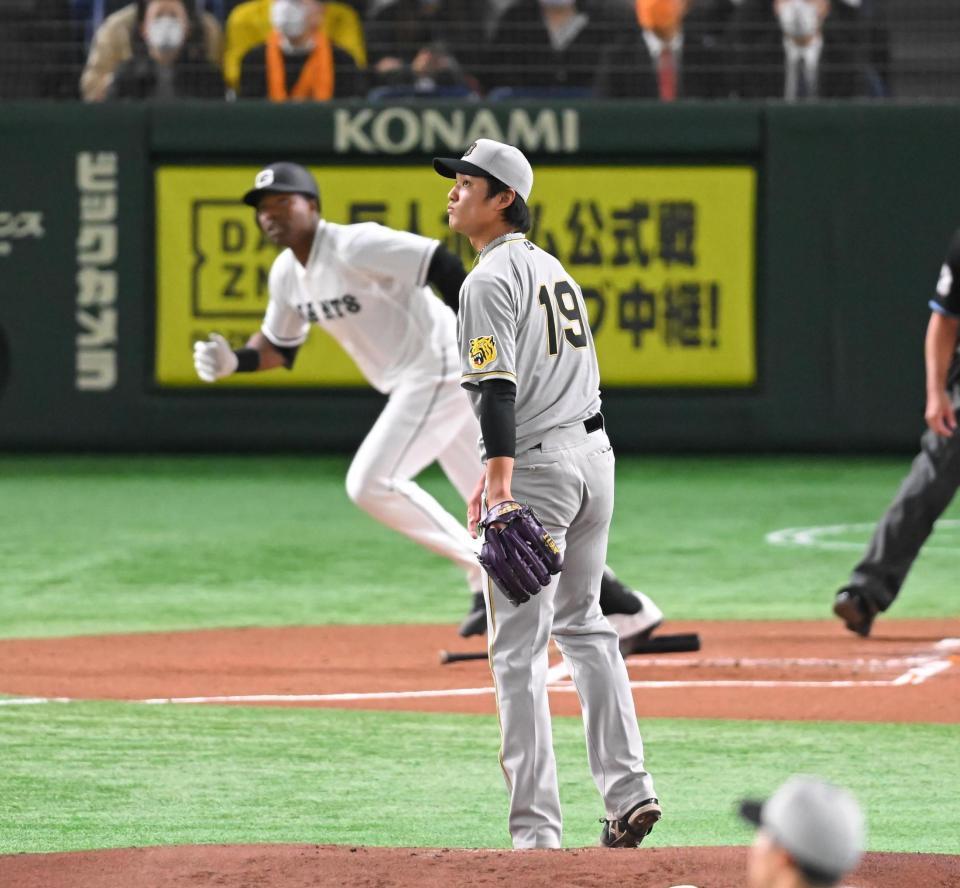 １回、ポランコ（後方）に２者連続本塁打を浴びた藤浪（撮影・堀内翔）