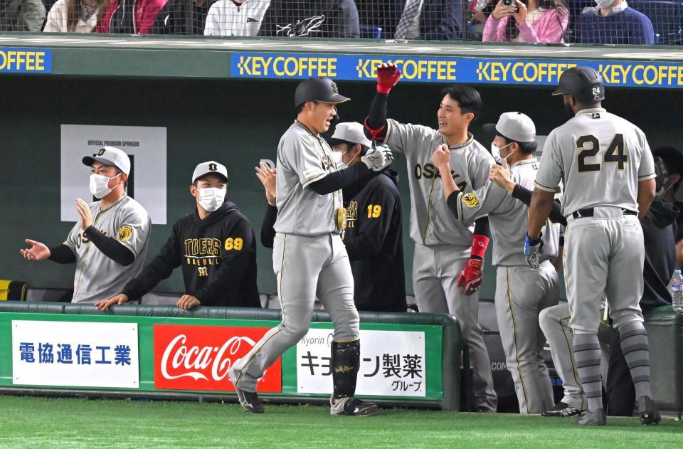 ９回、２ランを放ち迎えられる大山（撮影・堀内翔）