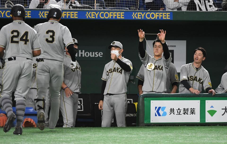 ９回、追撃の２ランを放った大山（左から２人目））を迎える矢野監督（中）＝撮影・佐藤厚